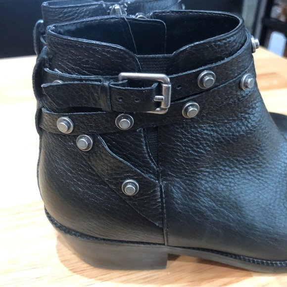 HALOGEN Women’s Lodi Black Leather Studded Ankle Bootie size 5 - Picture 2 of 8
